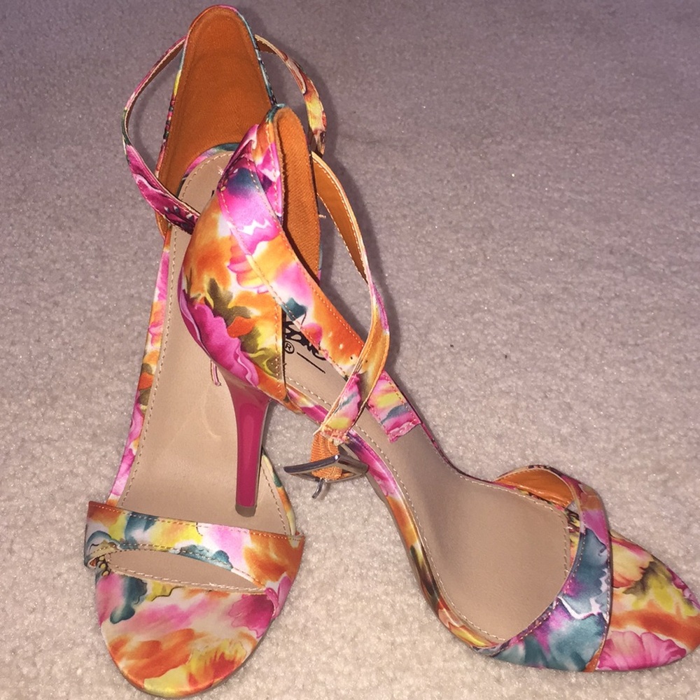 Mossimo Size 8 Floral, strappy heels
